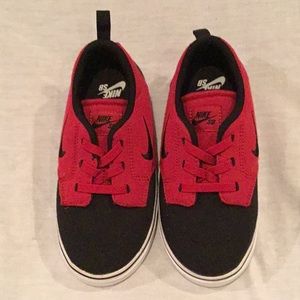 R) Boys brand new lace up sneakers